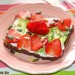 Pan de centeno con aguacate, fresas y semillas