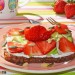 Pan de centeno con aguacate, fresas y semillas