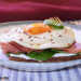 Pan de centeno con huevo, jamón y espinacas