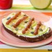 Tostada de centeno con queso crema, manzana verde y dát
