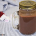 Chocolate caliente con mantequilla de cacahuete en tarr