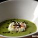 Crema de guisantes a la menta con huevo poché trufado