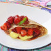Crepes rellenas de crema, fresas y frambuesas