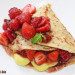 Crepes rellenas de crema, fresas y frambuesas