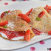 Crepes rellenos de queso, coco y mermelada de fresa