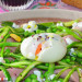 Ensalada de primavera con mortadela de Bolonia y huevo 