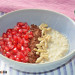Gachas de avena con granada, chocolate y piñones