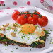 Huevo frito con espinacas y cacahuetes, un desayuno ric