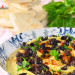 Hummus con aguacate y aceitunas negras