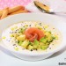 Mazamorra cordobesa con salmón, aguacate y manzana