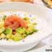 Mazamorra cordobesa con salmón, aguacate y manzana
