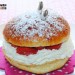 Mona de Pascua rellena de fresas y nata