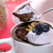 Mug cake de algarroba y nueces