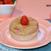 Mugcake de queso y fresas, un bizcocho o tarta de queso