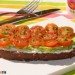 Pan de centeno con queso, aguacate y tomates cherry
