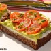 Pan de centeno con queso, aguacate y tomates cherry