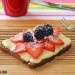 Pan de centeno con mantequilla de almendras, fresas y c