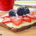 Pan de centeno con mantequilla de almendras, fresas y c