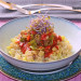 Pasta de arroz y quinoa con salsa de tomate y pimientos
