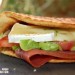 Piadina de jamón y queso brie
