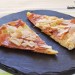 Pizza blanca con cebolla, jamón y parmesano