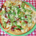 Pizza con ricota, jamón y pesto de cebollino