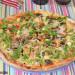 Pizza vegetariana con aguacate y nueces