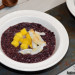 Pudin de arroz negro con mango y coco