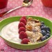 Queso fresco, muesli y frutos rojos