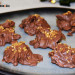 Rocas de chocolate con barquillos, cacao crujiente y ca