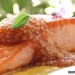Salmón con salsa cremosa de piña y tapioca de soja