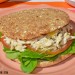 Sándwich de pollo desmechado con tomate y canónigos