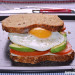 Sándwich de aguacate, tomate y huevo