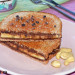 Sándwich tostado de crema de cacao y anacardos con plát