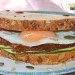 Sándwich de huevo, calabacín y tomate seco en aceite