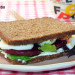 Sándwich de pan de centeno con huevo duro y remolacha