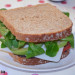 Sándwich de queso, aguacate y tapenade