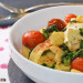 Tallarines con kale y tomates frescos