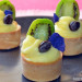 Tartaletas rellenas de crema, kiwi enano y aceite de be