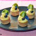 Tartaletas rellenas de crema, kiwi enano y aceite de be