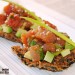 Tartar de atún sobre crujiente de alga nori