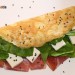 Tortilla rellena de espinacas, jamón y queso fresco