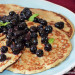Tortitas de avena, plátano y yogur con arándanos saltea