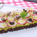 Tostada de aguacate, rabanitos y ajo negro