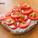 Tostadas con queso cottage, fresas y pistachos