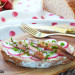 Tostadas con mantequilla, sardinas anchoadas y rabanito