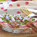 Tostadas con mantequilla, sardinas anchoadas y rabanito