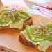 Tostadas de espelta con tahini, tortilla y aguacate
