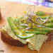 Tostadas de espelta con tahini, tortilla y aguacate