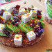 Tostadas con aguacate, feta y tomate seco